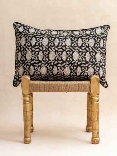 Funda de cojín Lotus Noir en block print artesanal, hecho a mano en Jaipur - Kirane