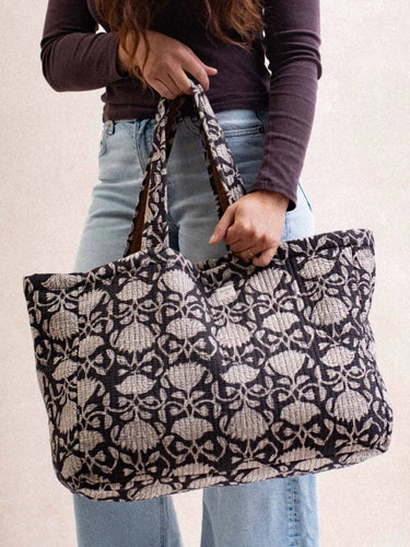 Bolso acolchado Lotus Noir en algodón block print artesanal, hecho a mano en Jaipur - Kirane