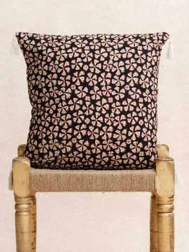 Kissenbezug Fleurettes Noires in handwerklichem Blockdruck, handgefertigt in Jaipur - Kirane