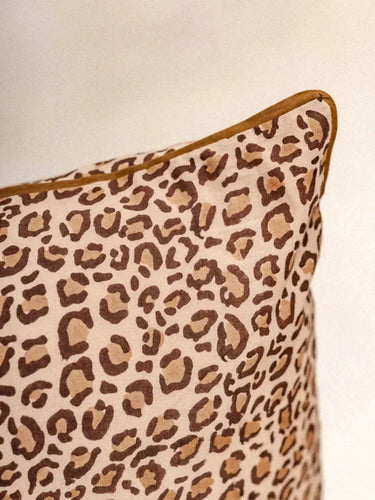 Kissenbezug Léopard Fauve 45×45 cm in handwerklichem Blockdruck, handgefertigt in Jaipur - Kirane