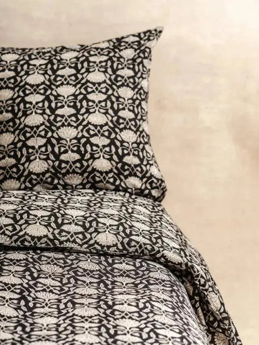 Parure de lit - Housse de couette & taies - Lotus Noir, mise en situation chambre avec décoration