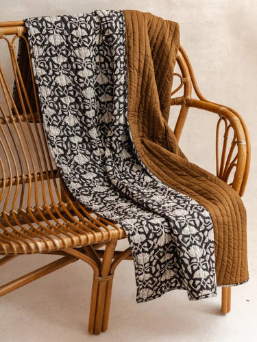 Gesteppter Überwurf - Lotus Noir - 105x160cm in Baumwoll-Blockdruck, handgefertigt in Jaipur - Kirane