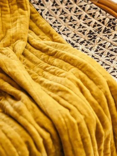 Plaid velours - Jaune Soleil - 105x160cm, gros plan sur la finition soignée du velours