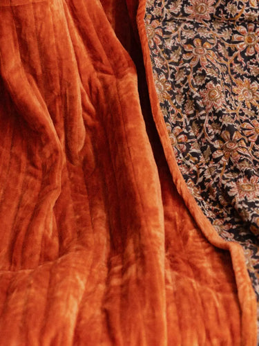 Plaid velours - Terracotta - 105x160cm, gros plan sur la finition soignée du velours