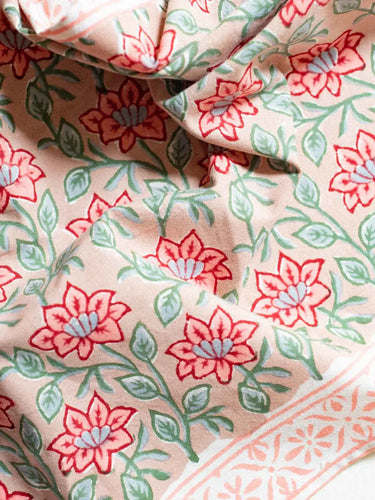 Torchon Sweety Rose, gros plan sur le motif aux pigments végétaux