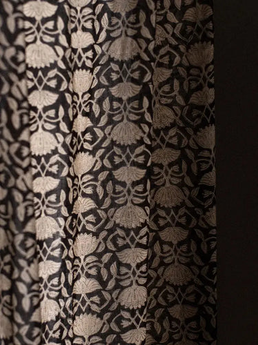 Cortina - Lotus Noir - 110x270cm, detalle del motivo impreso a mano con sello de madera
