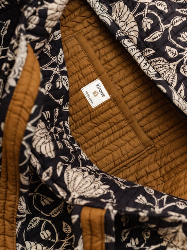 48h-Tasche - Gesteppt - Lotus Noir, Detail des gesteppten Blockdruckmotivs