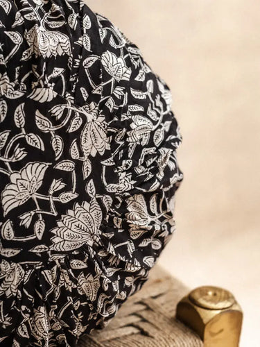 Runder Kissenbezug - Lotus Noir, Detail des handgedruckten Blockdruckmotivs