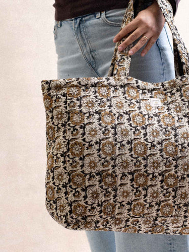 Gesteppte Tasche Lilou, Detail des handgedruckten floralen Blockdruckmotivs