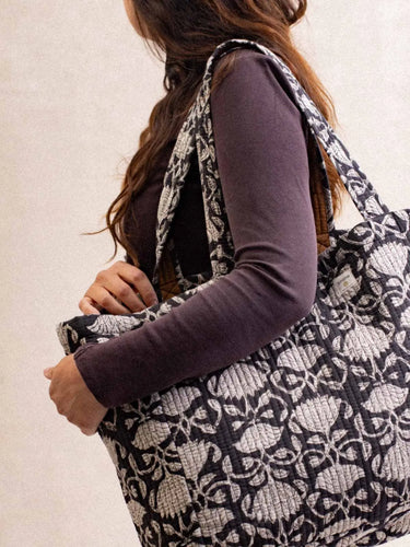 Gesteppte Tasche Lotus Noir, Detail des handgedruckten Lotus-Blockdruckmotivs