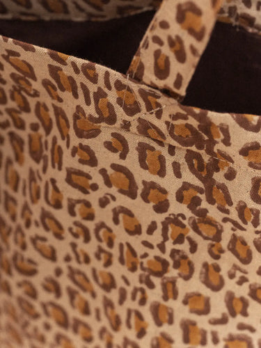 Daily Bag Léopard Café, Detail des Leopard-Blockdruckmotivs, handgedruckt