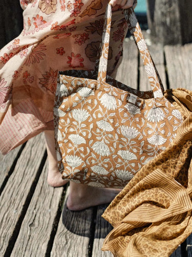 Daily Bag Lotus Café, Detail des Lotus-Blockdruckmotivs, handgedruckt