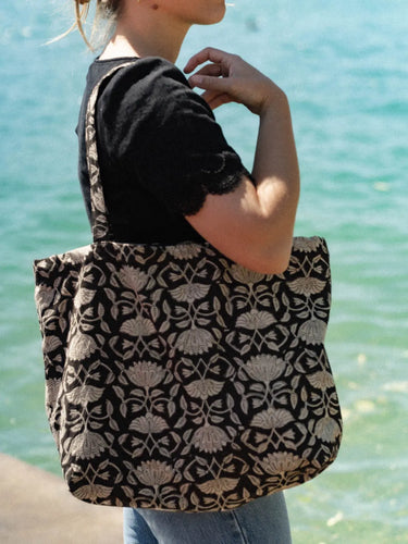Daily Bag Lotus Noir, Detail des schwarzen Lotus-Blockdruckmotivs, handgedruckt