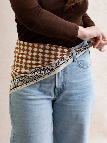 Tuch Damier Café, Detail des handgedruckten Damier-Blockdruckmotivs