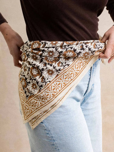 Pañuelo Lilou, detalle del motivo floral block print impreso a mano