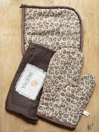Ofenhandschuh Léopard Café, Detail des handgedruckten Leopard-Blockdruckmotivs