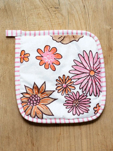 Ofenhandschuh Seventies Flower, Detail des floralen Retro-Blockdruckmotivs
