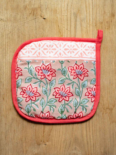 Ofenhandschuh Sweety Rose, Detail des floralen Rosa-Blockdruckmotivs