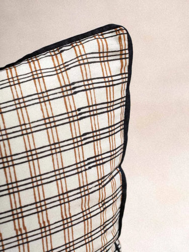 Kissenbezug Carreaux Colette 40×60 cm, Detail des Karos-Blockdruckmotivs