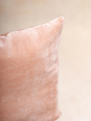 Kissenbezug - Samt & Damier Rose - 30x50cm, Detail der weichen Samttextur