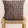 Kissenbezug Fleurettes Noires in handwerklichem Blockdruck, handgefertigt in Jaipur - Kirane