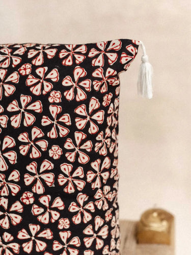 Kissenbezug Fleurettes Noires, Detail des schwarzen floralen Blockdruckmotivs