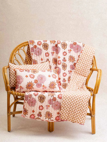 Kissenbezug Flower Seventies, Detail des floralen Retro-Blockdruckmotivs