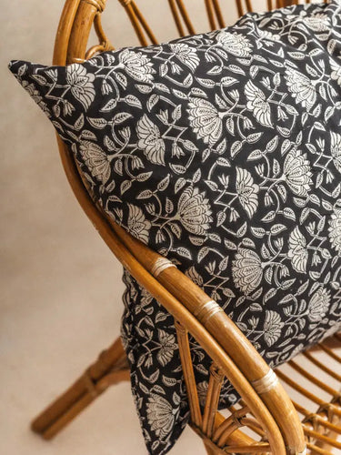 Funda de Cojín Gigante - Lotus Noir - XL 110x55cm, detalle del motivo block print impreso a mano