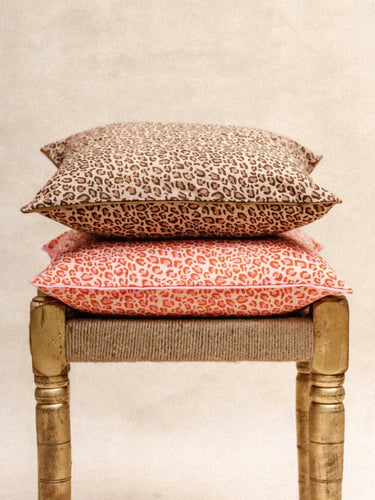 Kissenbezug Léopard Bonbon, Detail des handgedruckten Leopard-Blockdruckmotivs