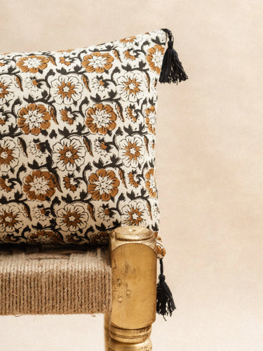 Kissenbezug Lilou, Detail des floralen handgedruckten Blockdruckmotivs