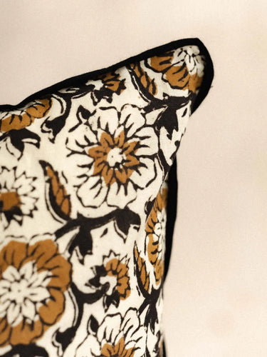 Funda de cojín Lilou 45×45 cm, detalle del motivo floral block print impreso a mano