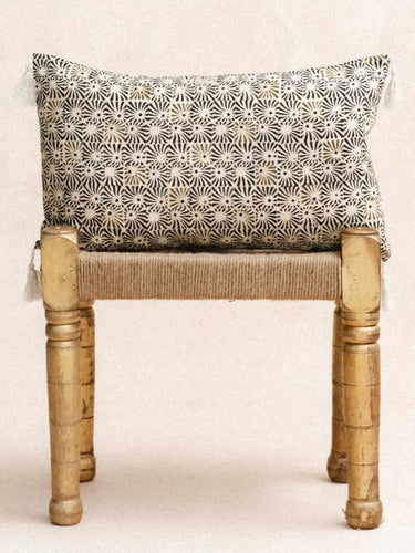 Kissenbezug Module Kaki 30×50 cm, Detail des geometrischen Blockdruckmotivs - Kirane