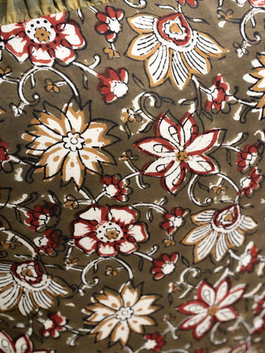 Funda de Cojín - Nimbu kaki volant - 45x45cm, detalle del motivo block print impreso a mano