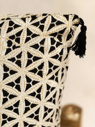 Kissenbezug Black Star 45×45 cm, Detail des handgedruckten Sterne-Blockdruckmotivs - Kirane