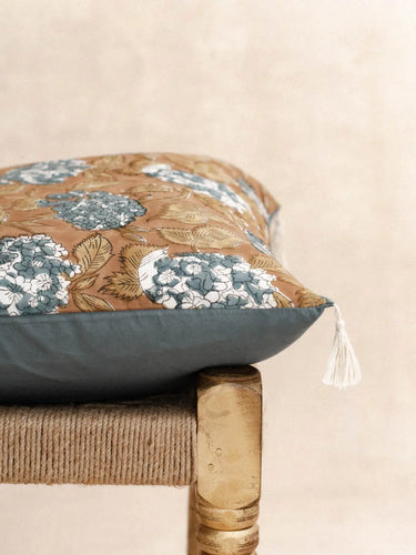Kissenbezug Hortense, Detail des floralen handgedruckten Blockdruckmotivs