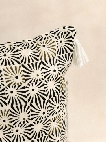 Kissenbezug Module Kaki 45×45 cm, Detail des geometrischen Blockdruckmotivs