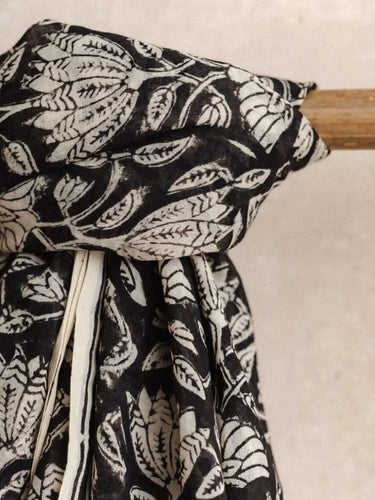 Pareo - Tuch - Lotus Noir, Detail des handgedruckten Blockdruckmotivs
