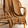 Plaid Khadi - Café - 120x180cm, détail de la texture khadi tissée artisanalement