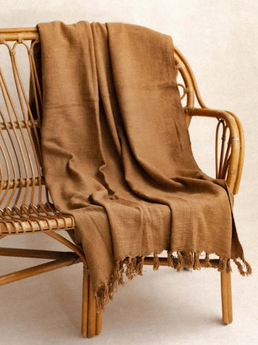 Überwurf Khadi - Café - 120x180cm, Detail der handwerklich gewebten Khadi-Textur