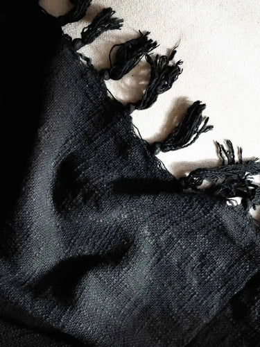 Überwurf Khadi - Noir - 120x180cm, Detail der handwerklich gewebten Khadi-Textur