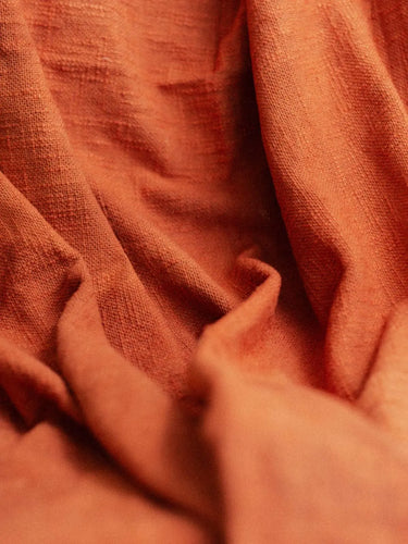 Überwurf Khadi - Terracotta - 120x180cm, Detail der handwerklich gewebten Khadi-Textur