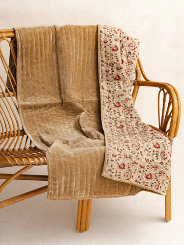 Samt-Überwurf - Beige Sable - 105x160cm, Detail der weichen und flauschigen Samt-Textur