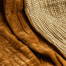 Samtplaid - Caramel & Vichy - 105x160cm, Detail der weichen und flauschigen Samttextur