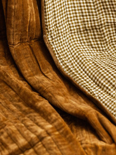 Samt-Überwurf - Caramel & Vichy - 105x160cm, Detail der weichen und flauschigen Samt-Textur