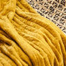 Plaid velours - Jaune Soleil - 105x160cm, gros plan sur la finition soignée du velours