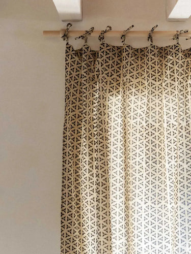 Vorhang - Black Star - 110x270cm, Detail des handgedruckten Motivs mit Holzstempel