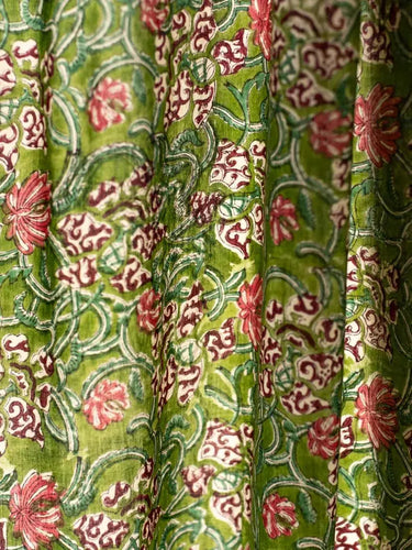 Cortina - Hara Verde - 110x270cm, detalle del motivo impreso a mano con sello de madera