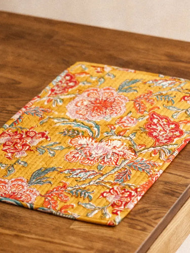 Stoff-Tischset - Neiroli Ocre, gedeckter Tisch - handwerkliche Tischkunst
