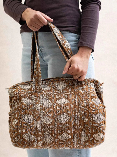 24h-Tasche - Gesteppt - Lotus café, Detail des gesteppten Blockdruckmotivs