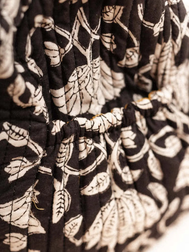 24h-Tasche - Gesteppt - Lotus Noir, Detail des gesteppten Blockdruckmotivs